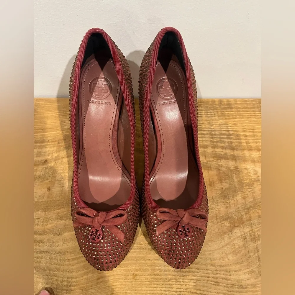 Tory Burch Phoenix Charm Logo Pumps Size 7.5M Pave Crystal‎ Conceria Cameo Shoes